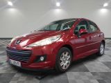 la voiture rouge est garée dans le garage sur le sol en damier