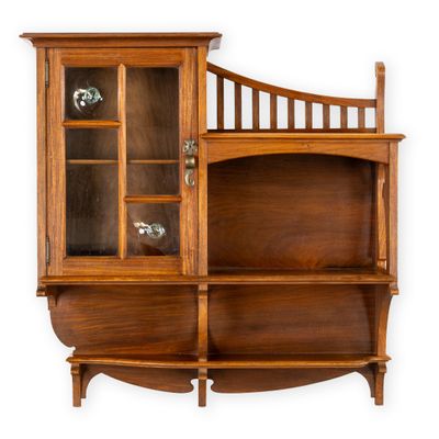 image d'un meuble en bois avec des portes en verre et des étagères