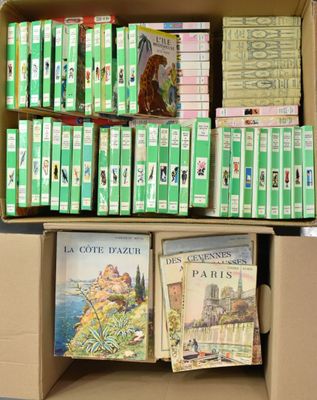 une boîte en carton remplie de livres et tout un tas d'autres livres