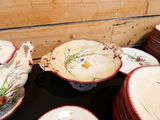 beaucoup d'assiettes et de bols sur la table