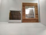 deux miroirs accrochés au mur de la pièce