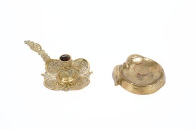 deux petits objets dorés sur une surface blanche