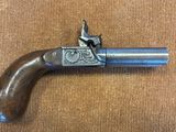 gros plan d'un pistolet sur une table à fond brun