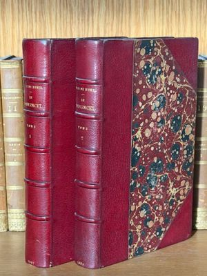trois livres qui se trouvent côte à côte sur une étagère