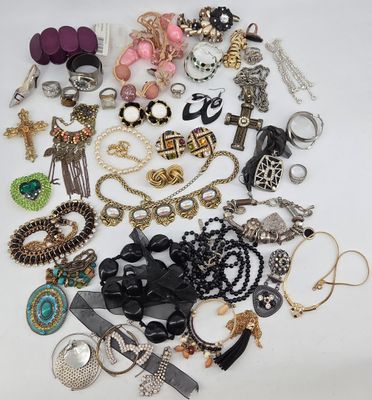 BIJOUX. Lot de bijoux fantaisies.