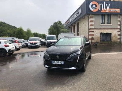 une voiture noire garée devant un bâtiment
