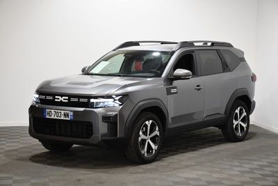 Le SUV gris est garé dans une pièce au sol carrelé en damier.
