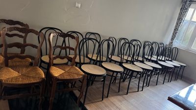 de nombreuses chaises alignées en rang dans une pièce