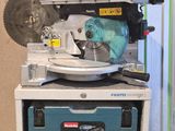 une machine posée sur une table