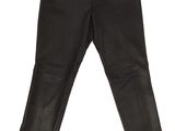 un pantalon en cuir noir sur fond blanc
