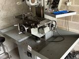 une machine posée sur une table dans une pièce