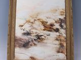 une image représentant un tableau représentant un paysage de montagne, dans un cadre doré