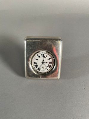une petite horloge carrée avec des chiffres romains