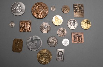 a lot of coins that are on the table