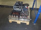 une photo d'une palette sur laquelle sont posés plusieurs équipements électriques