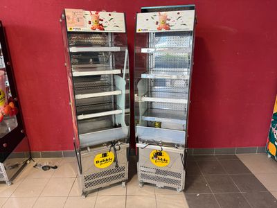 deux réfrigérateurs placés l'un à côté de l'autre dans un magasin