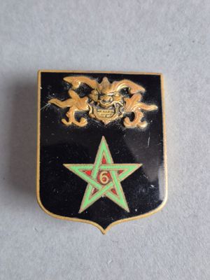 une image représentant un insigne noir et doré orné d'une étoile