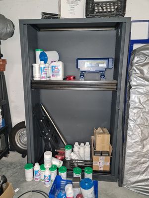 une armoire métallique sur laquelle se trouvent plusieurs bouteilles et d'autres objets