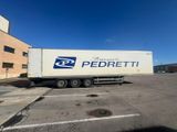un camion semi-remorque garé dans un parking