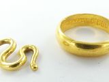 une image représentant une bague en or ornée d'un serpent