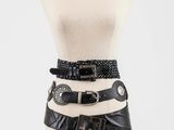 un torse de mannequin avec une ceinture en cuir noir et des boucles argentées
