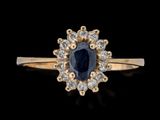 Gros plan sur une bague en saphir et diamants sur fond noir