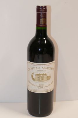 une bouteille de vin posée sur une table