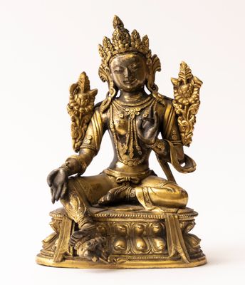 l'image d'une statue de femme assise sur une table