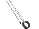 un gros plan d'un collier sur fond blanc, avec une chaîne