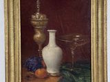 un tableau représentant un vase blanc et des fruits posés sur une table