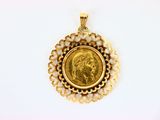 l'image d'une pièce d'or dans un pendentif, sur un fond blanc