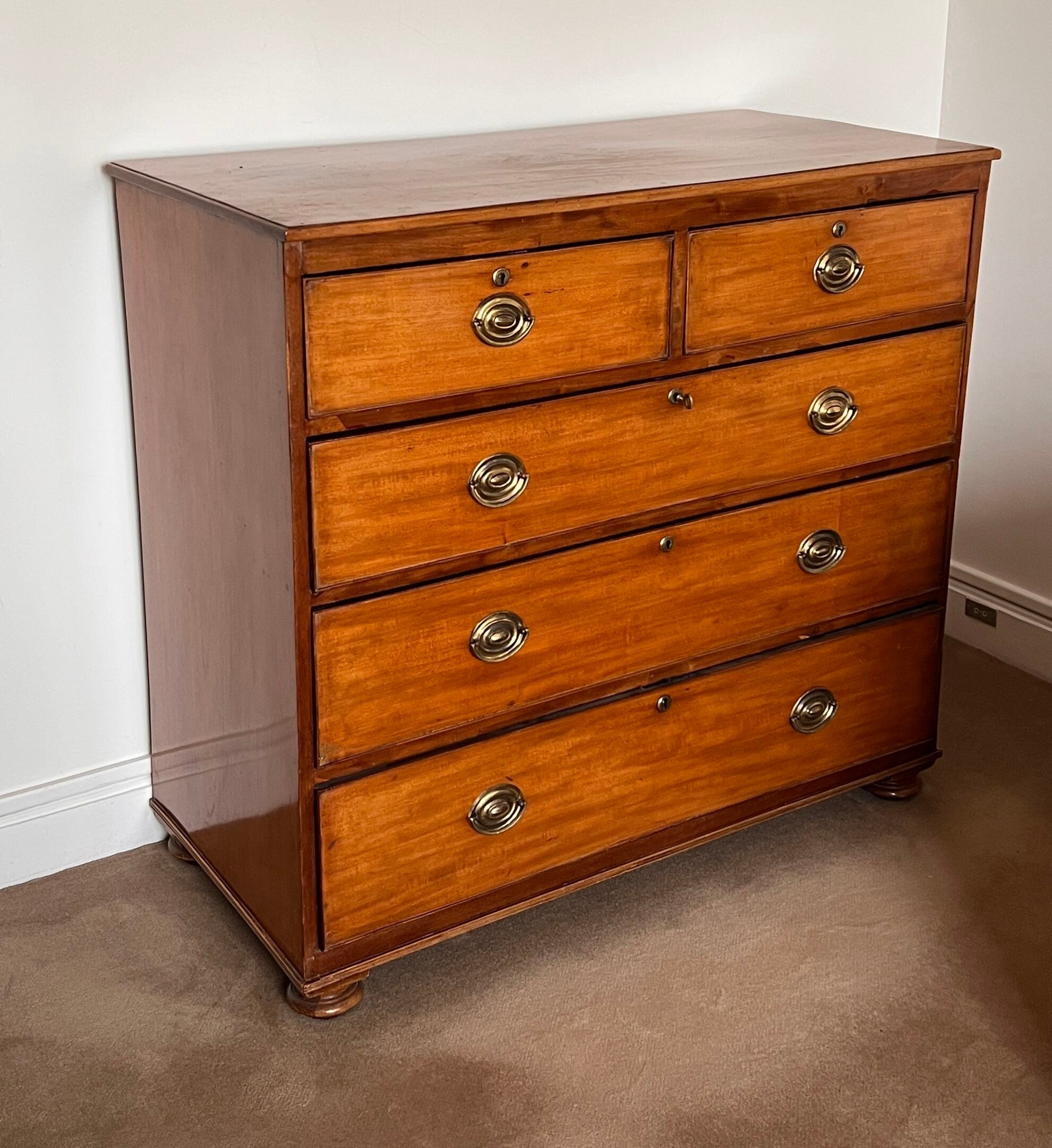 COMMODE ANGLAISE à cinq tiroirs sur trois rangs, en placage …