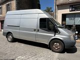 une camionnette argentée garée au bord de la rue