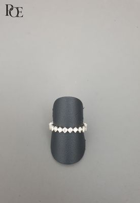 Gros plan sur une bague ornée d'un diamant