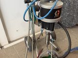 une machine posée sur le sol à côté d'un mur
