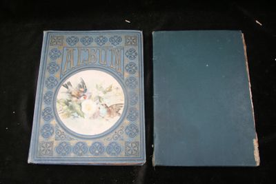 deux livres posés sur une table