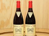 deux bouteilles de vin posées sur un tonneau