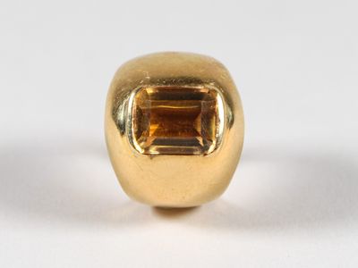 une image représentant une bague en or sertie d'une citrine facettée