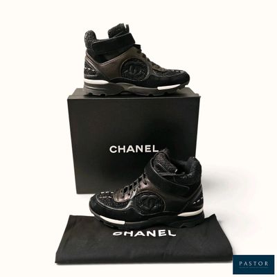 Baskets montantes Chanel en cuir noir à semelles blanches