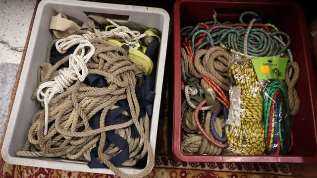 Lot de deux caisses de cordage et élastiques (caisses appartenant...