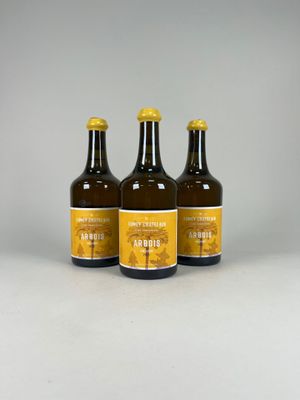 trois bouteilles de bière posées sur une table