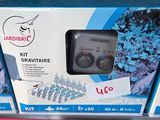 une boîte sur laquelle est posée une télécommande, dans un magasin
