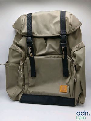 un sac à dos posé sur une surface blanche