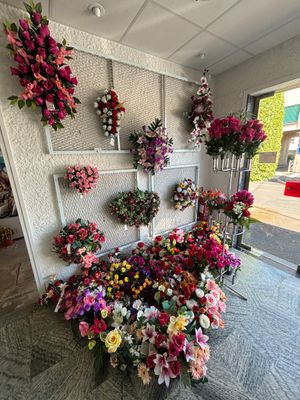 Des fleurs sont disposées sur un mur dans un fleuriste