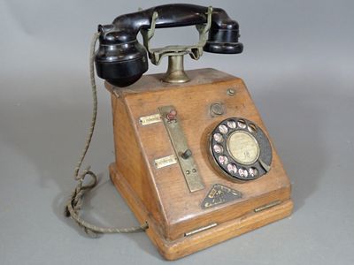 un téléphone à l'ancienne posé sur une table