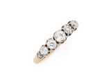 une bague à cinq pierres en diamant