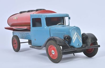 un camion miniature avec un bateau à l'arrière