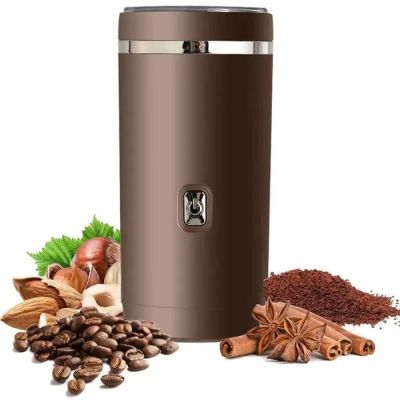 un moulin à café contenant des grains de café et des noix, sur fond blanc