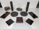 plusieurs morceaux de granit sont disposés en cercle sur une surface blanche