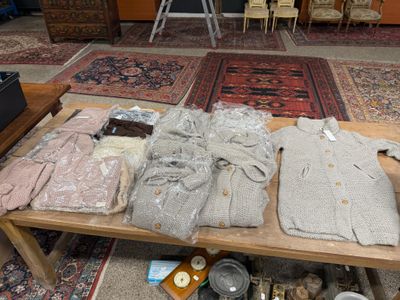 les nombreux objets qui se trouvent sur une table dans une pièce